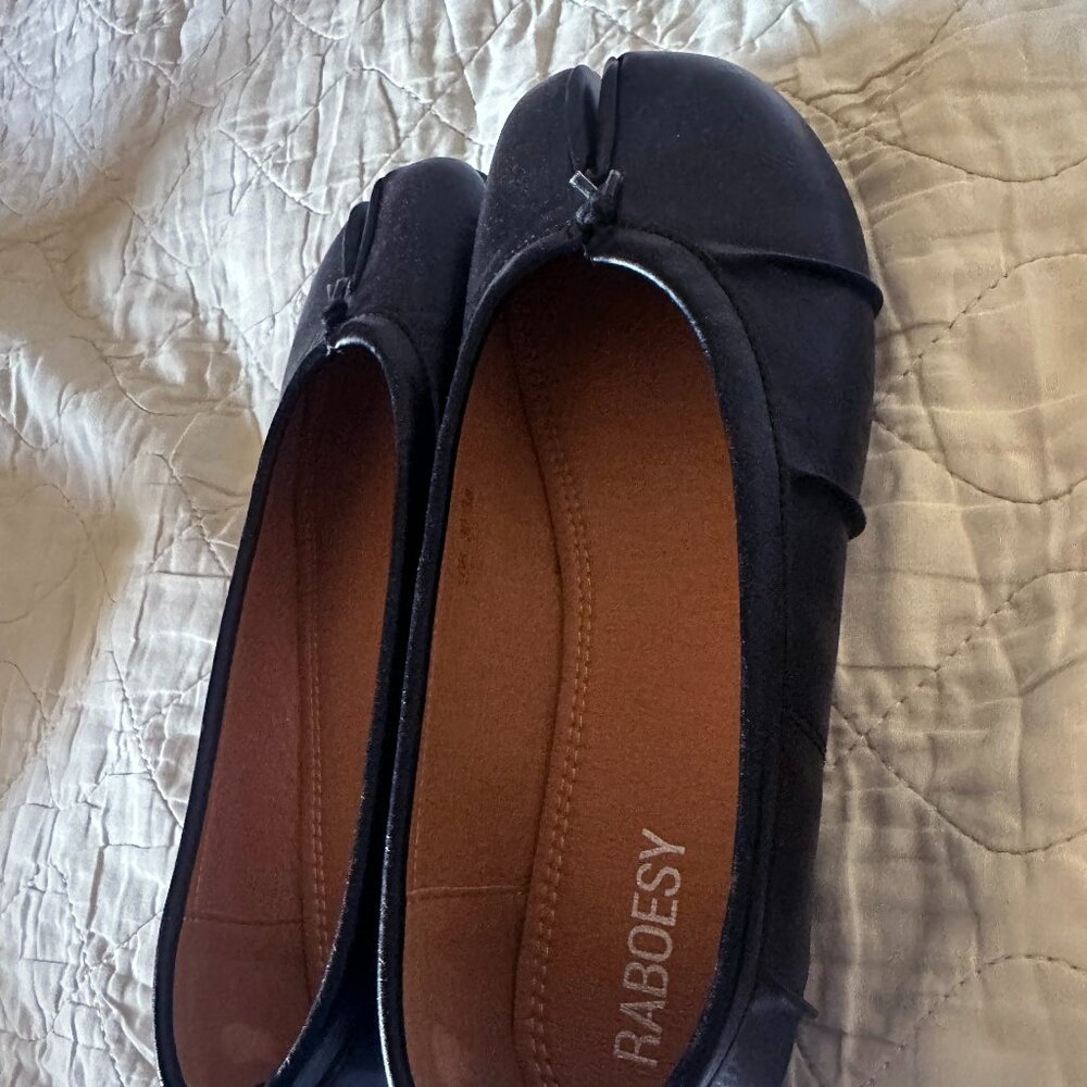 Raboesy Black Wrinkles Tabi Style Split Toe Flats – Margiela Inspired - Picture 3 of 5